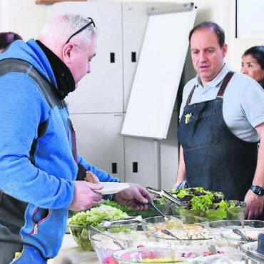 «Währschafter Brocken» - Am Aufrichtefest gab es ein feines «Zmittag» aus der Küche des Restaurants Rössli. Bilder: Daniel Marti