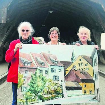 Holzbrücke wird Kunstgalerie - Eines von 78: Auch dieses Bildnis der Metzgergasse wird bald in den Giebeln der Holzbrücke hängen. Dessen Schöpferin und KVB-Präsidentin Romy Latscha (Mitte) freut sich darauf ebenso wie ihre Vorstandskolleginnen Ursula Keller (l.) und Regula Veillon (r.). Bild: Marco Huwyler
