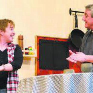 Laientheater mit toller Komödie - Bäuerin Barbara Mosimann (Helen Wallimann) ist in finanzieller Not. Bild: rwi
