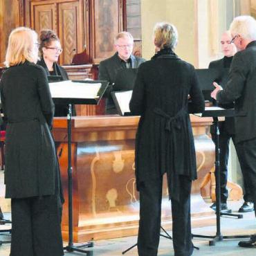 Stimmen im Kreis verschmolzen - Das Vokalensemble Corund erschuf einen einzigartigen Klang. Bild: zg