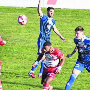 Ein Sieg würde Ruhe bringen - Nach der Schlappe in Solothurn will sich der FC Wohlen (rechts Anatoliy Kozlenko, hinten Alban Pnishi) zu Hause wieder von seiner besseren Seite präsentieren. Bild: nm