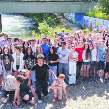 Am Reussufer in Ozean tauchen - Die ganze Künstlerschar posiert anlässlich der Eröffnung für ein erinnerungswürdiges Gruppenbild vor der bemalten Stützmauer.