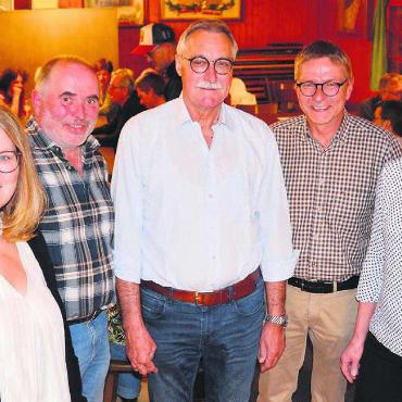 Feuerwehr rettet Bundesfeier 2024 - Der Vereinsausschuss besteht aus (von links) Gabriela Bereuter (Gemeinderätin), Franz Höltschi, Fred Scheidegger (Präsident), Uwe Krzesinski (Gemeindeschreiber) und Esther Stettler. Bild: Sabrina Salm