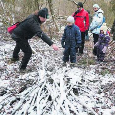 Grosses Interesse am Biber - Niklaus Peyer (links) zeigte, wo Biber wohnen. Bild: rwi