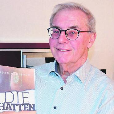 Buch als Warnung - «Die Schatten» ist Hansjörg Andereggs 22. Buch. Bild: Roger Wetli