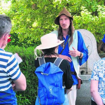 Gelungene Premiere - Abwechslungsreich waren auch die Geschichten von Sagenwanderer Andreas Sommer. Bild: zg