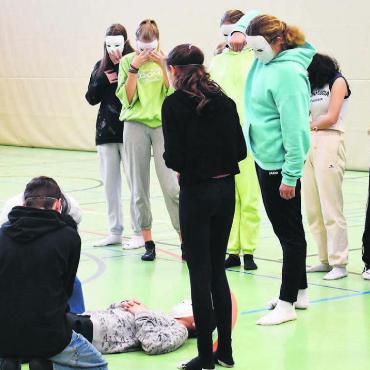 Hände und Gesicht sprechen lassen - Nur mit Körperhaltung und Gesten Gefühle ausdrücken: «Trauer» fällt den Schülerinnen und Schülern leicht. Bilder: Erika Obrist