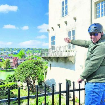 Schweben über der Reuss - Stephan Troxler zeigt die Richtung: Vom Spittelturmplatz aus führt die Zipline während des Leuefäschts quer über die Reuss bis zum Casino. Bild: Marco Huwyler