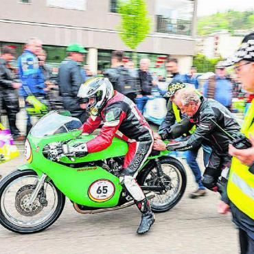Da jubelt die Oldtimer-Seele - Mit vereinten Kräften an den Start. Insgesamt 300 Teilnehmende liessen die Zuschauenden staunen.