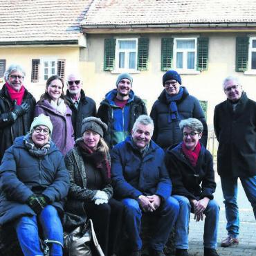 Eine wahre Welle auslösen - Das Initiativkomitee vor den beiden alten Liegenschaften an der Steingasse, hinten (v. l.): Eva Keller, Andreas Weber, Stefanie Dietrich, Urs Kuhn, Simon Heusser, Manfred Breitschmid und Dieter Kuhn. Vorne (v. l.): Marianne Keusch, Monika Küng, Ruedi Donat und Claudia Hauri. Es fehlen Sonja Isler-Rüttimann, Harry Lütolf, Jörg Meier, Daniel Müller und Philipp Simka. Bild: Daniel Marti