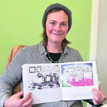 Viel Ehre und Humor - «Etschgi» Esther Sorg zeigt ihre beiden Zeichnungen, die im Buch zur Ausstellung «Gezeichnet» abgebildet sind. Bilder: dm/zg