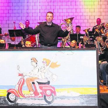Unterhaltung pur - Die Musikerinnen und Musiker der MG Eggenwil gaben alles. «Bella ciao ciao ciao» mit der blond durchlüfteten Bella auf dem Sozius der kleinen roten Vespa. Bild: Hans Rechsteiner