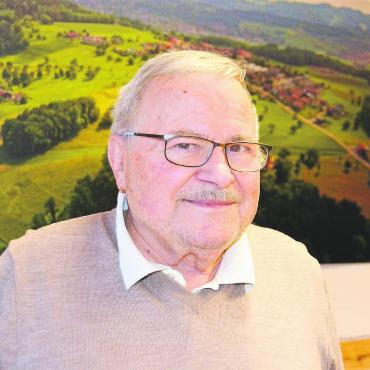 Von 168 auf 700 in 40 Jahren - Der Islisberger Gemeindeammann Rolf Roth ist mit der Entwicklung seines Dorfes zufrieden. Bilder: Roger Wetli