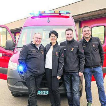 Neues Feuerwehrauto - Die Angehörigen der Feuerwehr und die Behörde freuen sich über den neuen Gruppentransporter. Bild: zg