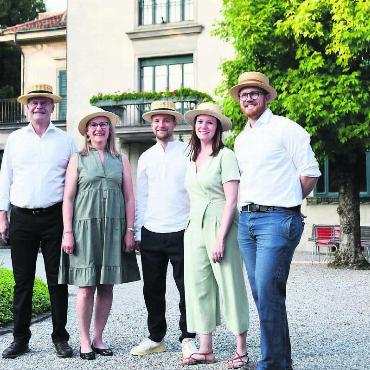 Es soll ein Dorffest werden - Das OK ist bereit für das Jubiläumsfest, das auch ein Dorffest sein soll (v. l.): Walter Dubler (Vizepräsident Stiftung Freiämter Strohmuseum Wohlen), Ruth Portmann (Präsidentin Stiftung), Jan Isler (Stiftungsratsmitglied), Stefanie Dietrich (Administration und Marketing Museum), Julian Huber (Stiftungsratsmitglied). Es fehlt Petra Giezendanner (Museumsleiterin). Bild: Daniel Marti
