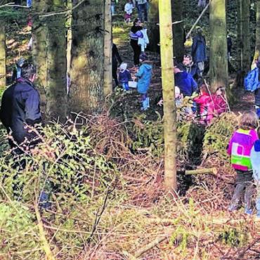 Osterspass im Wald - Viele Familien nahmen an der grossen Eiersuche teil.