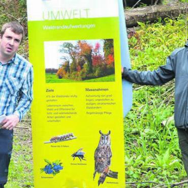 Geburtenbäume sorgen für Vielfalt - Sie wussten viel Spannendes über den Wald zu erzählen: Kreisförster Rolf Fankhauser (links) und Revierförster Urs Huber.