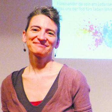 Der Tod gehört zum Leben - Daniela Zumsteg, Sterbebegleiterin, schöpfte aus ihrer breiten Erfahrung. Bild: as