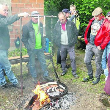 Mit Regenjacke und Pullover - Männerturner – naturnah, in gemütlicher Umgebung. Das mannigfaltige Grillgut brutzelt über dem Feuer. Bild: zg