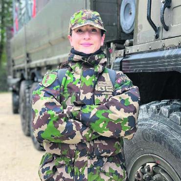 Lachend ins Militär - ... oder im «Tenue grün» im Militär. Bilder: Stefan Sprenger / zg