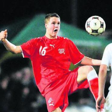 Der Bubentraum ist fertig - Geissmann war auch fester Bestandteil der Schweizer Junioren-Nati. Hier 2010 bei einem Spiel der U17-Nati gegen Serbien.