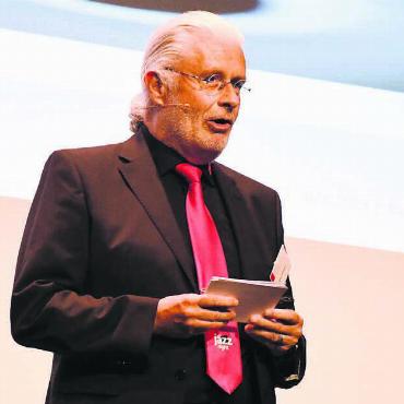 Weniger Strom – mehr Licht - Peter Lehmann, Vorsitzender der ibw-Geschäftsleitung, orientierte über den Siegeszug der LED-Leuchtmittel. Bild: dm