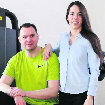 Neue Führung und neuer Glanz - Ronald und Nadine Schüler führen die «Physio for you Berikon». Bild: zg