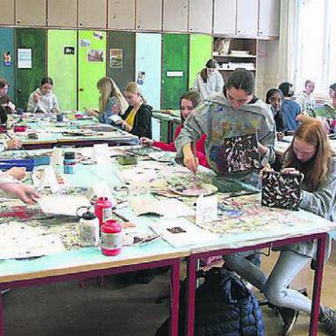 Ein besonderer Dienstag - In der Pigmentwerkstatt wurden Farben gemischt und benutzt. Bild: vb