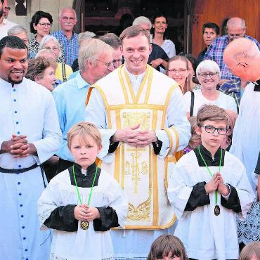 Der Programmierer Gottes - Für Pater Brem stehen neu seine Mitmenschen und Gott und nicht mehr das Streben nach persönlichem Erfolg im Mittelpunkt. Dadurch will er auch sein eigenes wahres Glück finden. Bild: Joël Gattlen