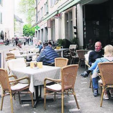 Draussen wirten bis 23.59 Uhr? - Die GLP fordert auf den Gassen mehr Freiheiten für die Altstadt-Gastronomie. Bild: bo