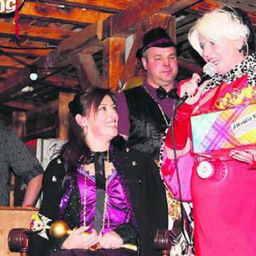 Wenn Er eine Sie ist - Auch d’Wohler Sirene überbringen dem neuen Oberhaupt ein Präsent mit allem, was es für die Fasnacht braucht.