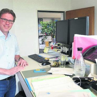 Zwei Treuhandfirmen in Eggenwil unter einem Dach - Bewährter Treuhänder: Oliver Rohrbach an seinem Arbeitsplatz. Bild: rts