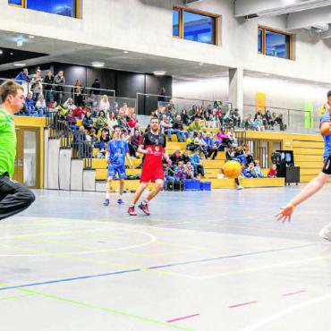 Pflichtsieg im Derby - Wohlens Simon Eser (rechts) erzielte im Freiämter Derby gegen den TV Muri II insgesamt sieben Tore. Bild: Simon Huwiler