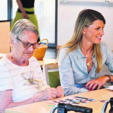 Zeit schenken - Eine aufmerksame Mitspielende wird von einer motivierten Sika-Angestellten unterstützt. Bilder: as