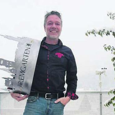 Künstler lanciert Stadtring - Mike Tanner präsentiert seinen «Königsring» Bremgartens. Bild: huy