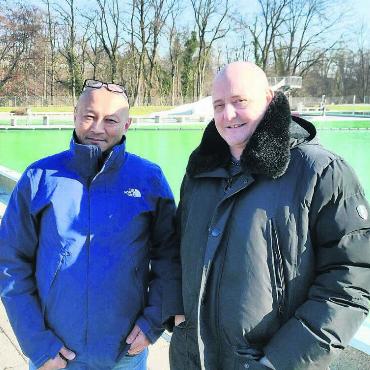 Ein alter Bekannter ist zurück - Roger Marti (r.) ist froh darüber, Tenzin Baljor (l.) als Wunschlösung für das Badirestaurant gewonnen zu haben. Bild: Marco Huwyler