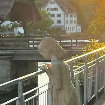 Momente für die Ewigkeit - 4. September: Das «Bremgarter Meitli» wurde für den ArtWalk am Reussufer platziert. Nun bleibt es dauerhaft dort.