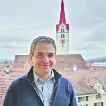 «Man soll unsere Freude spüren» - Roberto Fabbroni wohnt in der Bremgarter Altstadt. Hier hat er ein Zuhause gefunden. Mit einer gelungenen Operette im Frühjahr möchte er auch etwas zurückgeben. Bild: Marco Huwyler