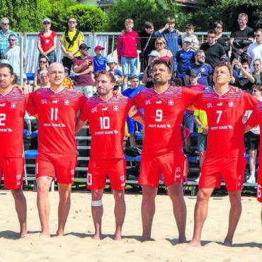 Heiss auf den polnischen Sand - Patrick Rüttimann (Nummer 12), Dejan Stankovic (9) und Sandro Spaccarotella (7) wollen eine Medaille an den European Games. Bild: Yasmine Bollmann