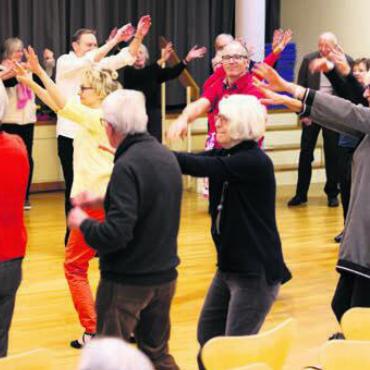 Vielschichtiges Lied entdeckt - Am Abendgottesdienst nahmen über 60 Personen teil. Es wurde sogar getanzt. Bild: zg