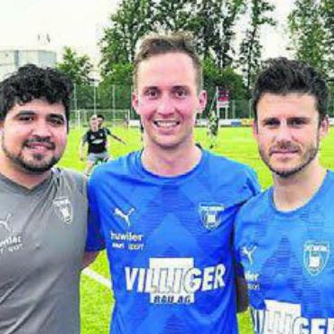 Sins muss weiter zittern - Von links: Coach Stephan Lustenberger und der langjährige Captain Alex Niederberger wurden verabschiedet. Samuel Lustenberger bleibt auch in der nächsten Saison Spielertrainer des FC Sins. Bild: zg