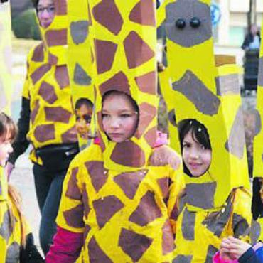 Mitten unter wilden Tieren - Ein bisschen Fasnacht muss sein: Über 50 Kinder entwarfen beim Kinderbasteln der Wider Dorffasnacht ihre Giraffen-Gwändli.