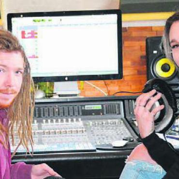 Das Versteckspiel hat ein Ende - In ihrem hauseigenen Tonstudio werkeln Pascal von Allmen und Laura Andracchio an Songs oder «jammen».