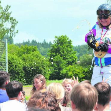 Edith Frey zum Dritten - Im Sommer 2021 wurde Edith Frey als Grasskirennfahrerin von ihrem Amt als Schulleiterin in Waltenschwil verabschiedet. Nun kehrt sie zum zweiten Mal zurück. Bild: Archiv