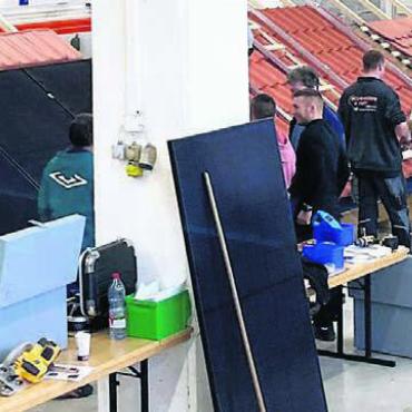 Neuer Kurs und drei neue Lehrgänge - Praxisteil im ersten Kurs Solarmonteur.