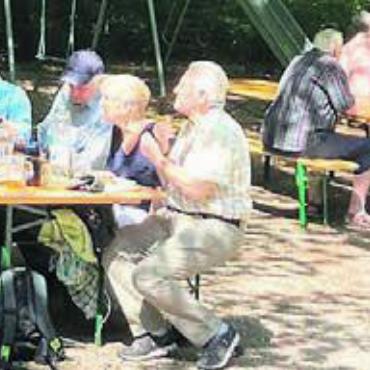 Dorfübergreifender Austausch - Zur jährlichen Pfingstwanderung kamen viele Interessierte. Bild: zg