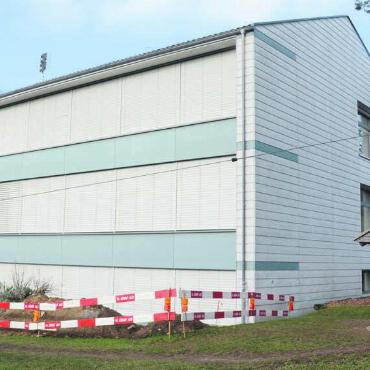 Bessere Abschirmung - An der geplanten 5G-Antenne auf dem Eggenwiler Schulhaus soll es kleine Anpassungen geben. Bild: Roger Wetli