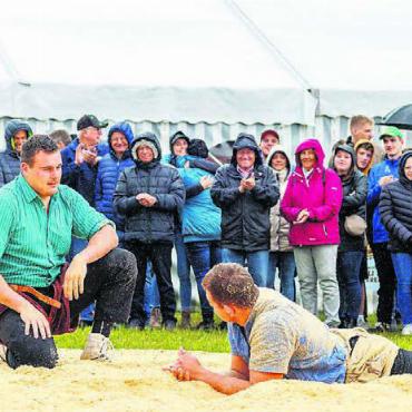 Vier Eidgenossen dabei - Im letzten Jahr siegte Joel Strebel (links) bei nasskaltem Wetter gegen seinen Kollegen vom SK Freiamt, Andreas Döbeli. Bild: hus