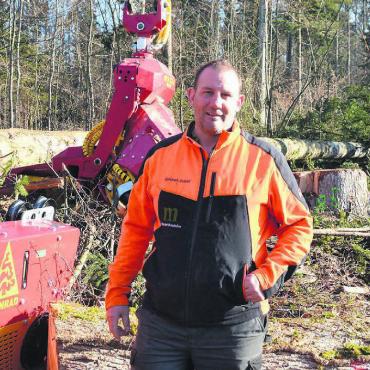 Um dem Boden nicht zu schaden - Mit einem Laufwagen wurde Stamm für Stamm aus dem Wald geholt und mit dem Prozessor verarbeitet. Förster Christoph Schmid sieht Vor- und Nachteile. Bild: Annemarie Keusch