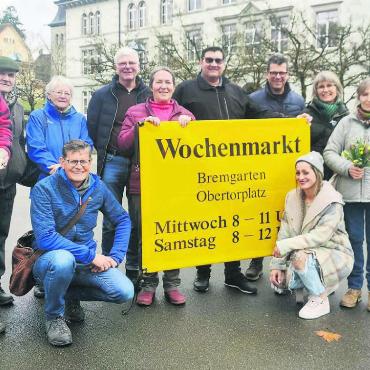 Ein besonderer Markt mit Herz sein - Marktchef Reto Lorenzi (Mitte mit Sonnenbrille) freut sich mit den langjährigen Bremgarter Marktfahrern auf die neue Saison. Bild: Marco Huwyler